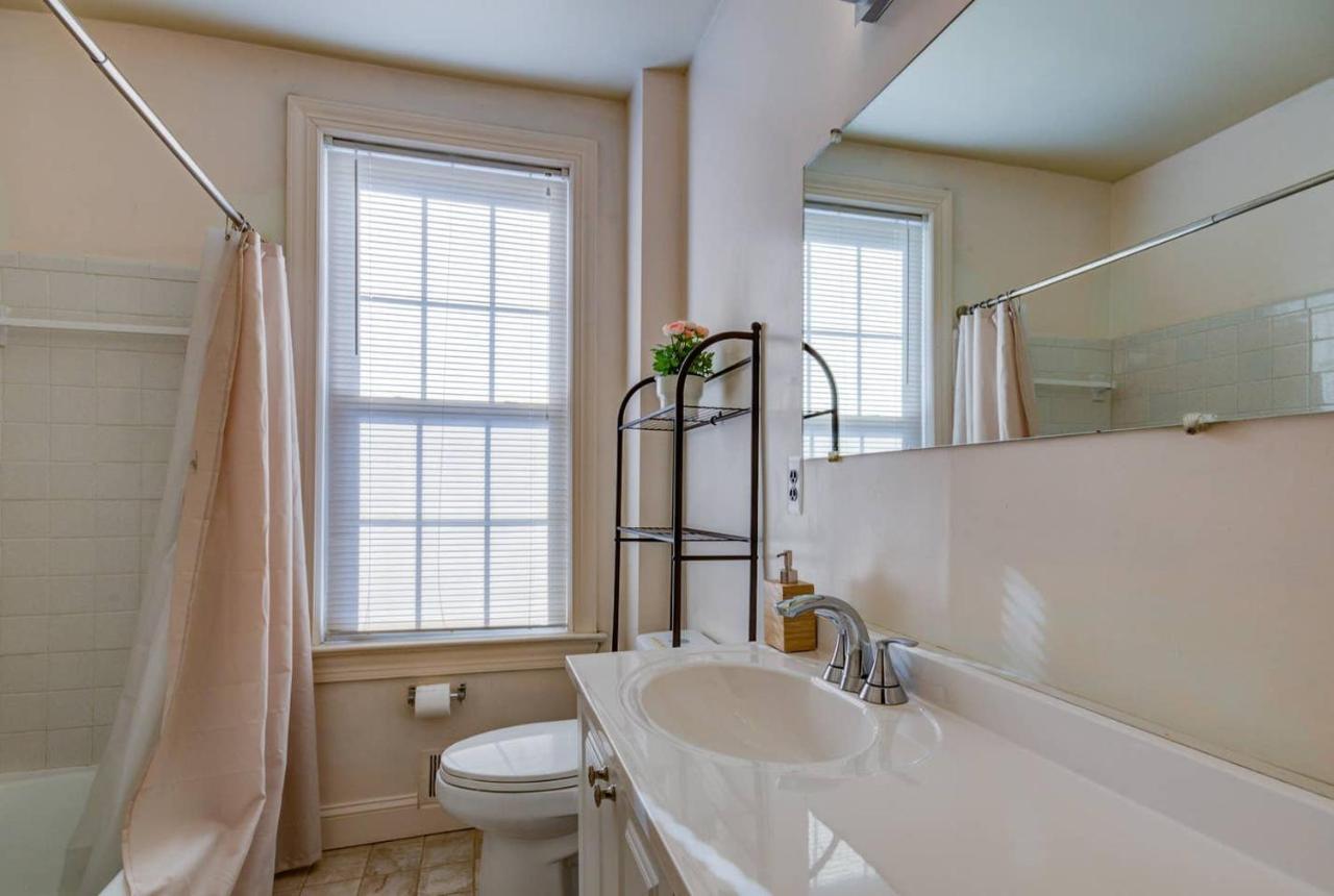 3br Colonial House W Parking By Cozysuites *